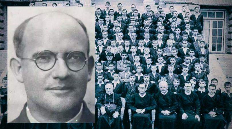 No detalhe, padre Geraldo Pires de Souza, e no fundo, seminaristas da província em 1944