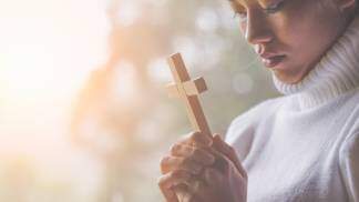 Mulher segurando a cruz, conversão, aceitar Jesus, escolher seguir Jesus Mulher segurando a cruz, conversão, aceitar Jesus, escolher seguir Jesus