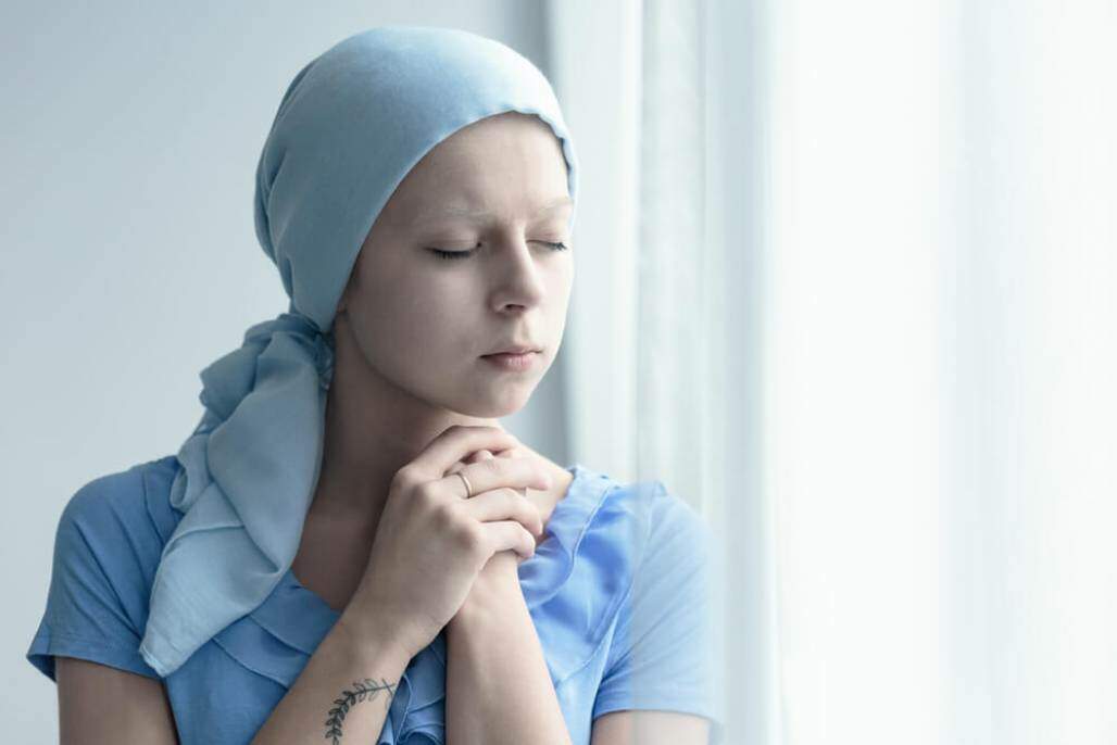 Mulher com câncer rezando, fé, milagre, cura (Photographee.eu/ Shutterstock)