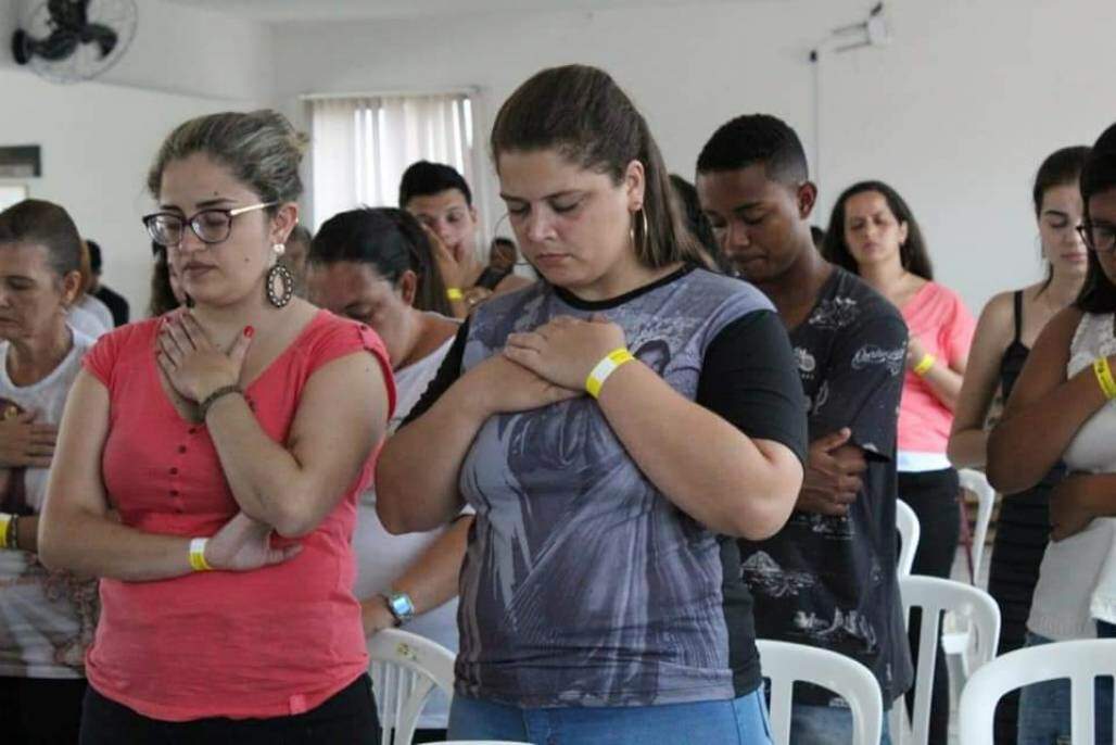 Testemunho, Bianca em oração, jovem em oração (Divulgação) Testemunho, Bianca em oração, jovem em oração (Divulgação)