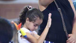 Criança rezando no Santuário de Aparecida Criança rezando no Santuário de Aparecida