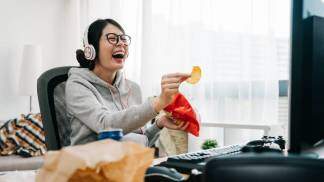 Jovem assiste alegre, feliz um filme Jovem assiste alegre, feliz um filme