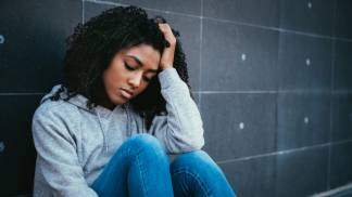 Jovem pensativa, preocupada Jovem pensativa, preocupada