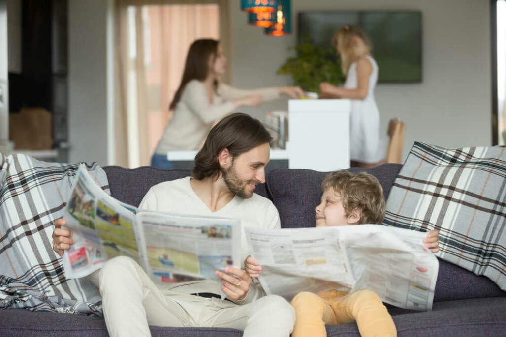 Imitação, filho imitando pai, pai e filho lendo jornal (fizkes/ Shutterstock)