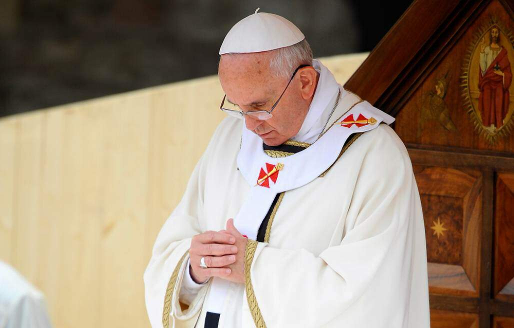 Papa rezando (GIACOMO MORINI/ Shutterstock)