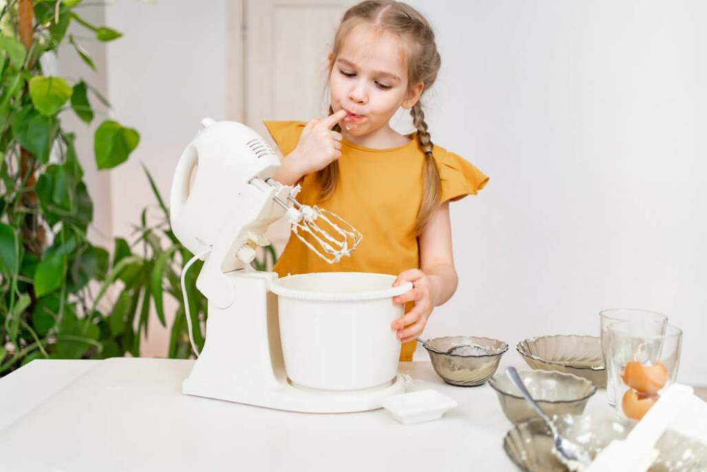 criança preparando bolo (MashaSay/Shutterstock) criança preparando bolo (MashaSay/Shutterstock)