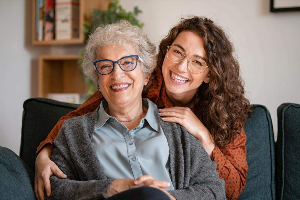 Neta com sua avó; jovem com sua avó; jovem com uma idosa (Shutterstock/ Rido) Neta com sua avó; jovem com sua avó; jovem com uma idosa (Shutterstock/ Rido)