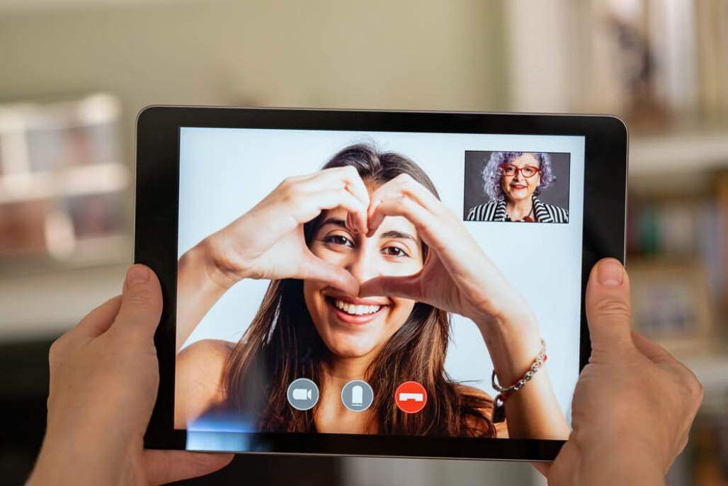 video call; chamada de vídeo; jovem conversa com a sua vó (Shutterstock/ Xavier gallego morell) video call; chamada de vídeo; jovem conversa com a sua vó (Shutterstock/ Xavier gallego morell)