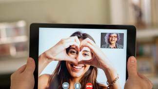 video call; chamada de vídeo; jovem conversa com a sua vó video call; chamada de vídeo; jovem conversa com a sua vó