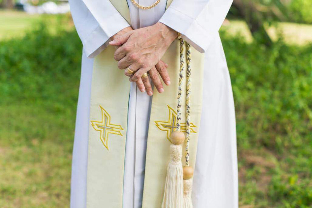 Padre casado, padre com aliança (Gina Smith/ Shutterstock) Padre casado, padre com aliança (Gina Smith/ Shutterstock)