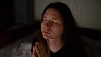 Jovem faz a sua oração a noite. Jovem faz a sua oração a noite.