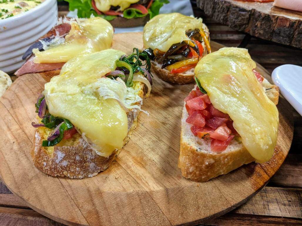 Bruschettas com raclette (Produção Santa Receita) Bruschettas com raclette (Produção Santa Receita)