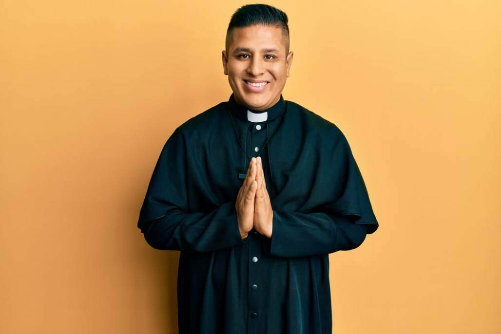 Padre; Sacerdote; Padre feliz; Padre novo. (Shutterstock/ Krakenimages.com) Padre; Sacerdote; Padre feliz; Padre novo. (Shutterstock/ Krakenimages.com)
