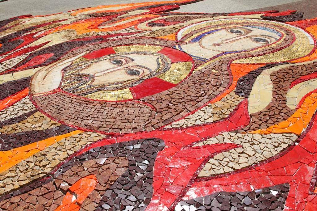 Detalhes de mosaicos da obra da Jornada Bíblica