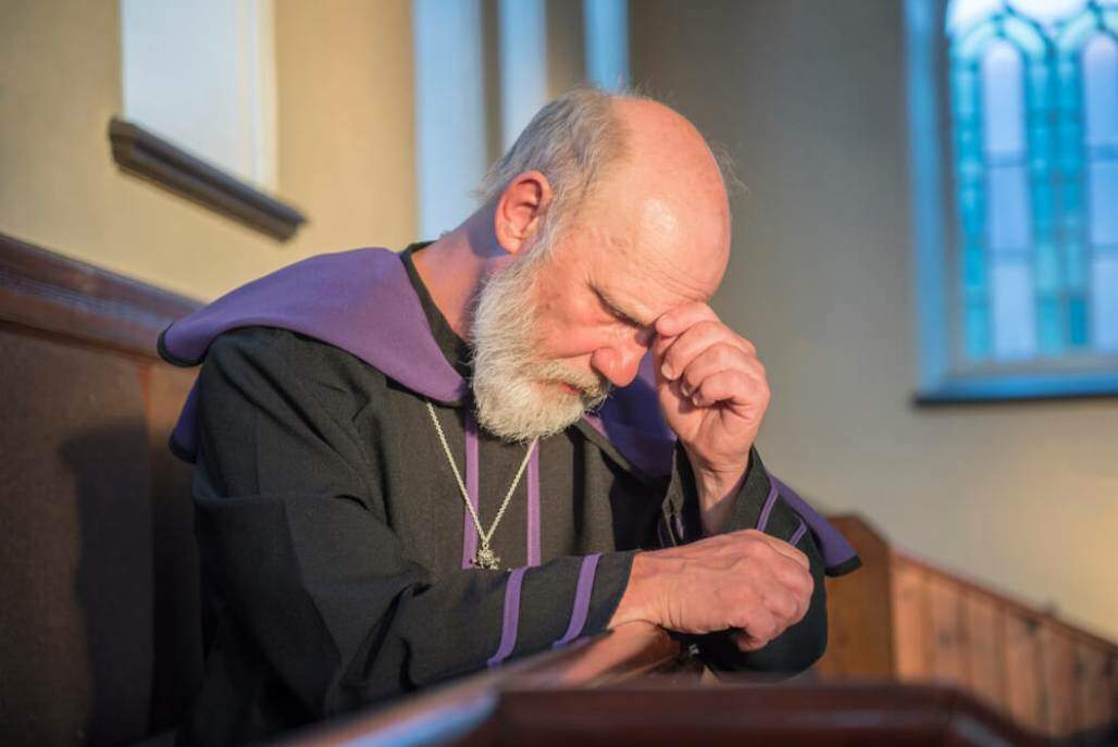 padre triste, padre rezando, padre concentrado (Stephm2506/ Shutterstock) padre triste, padre rezando, padre concentrado (Stephm2506/ Shutterstock)