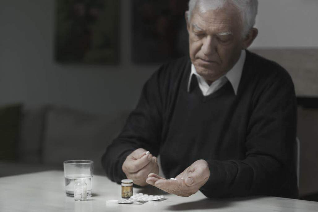 padre deprimido, tomando remédio, overdose, suicídio (Photographee.eu/ Shutterstock) padre deprimido, tomando remédio, overdose, suicídio (Photographee.eu/ Shutterstock)