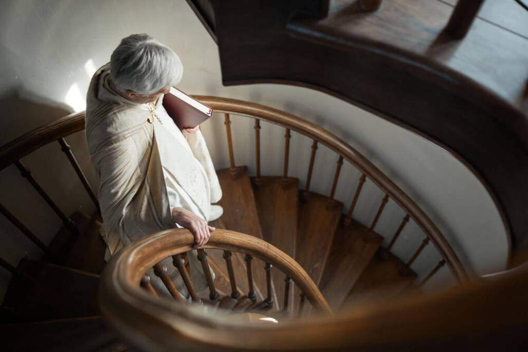 padre idoso descendo escadas, padre idoso, fim da vida, morte (SeventyFour/ Shutterstock) padre idoso descendo escadas, padre idoso, fim da vida, morte (SeventyFour/ Shutterstock)
