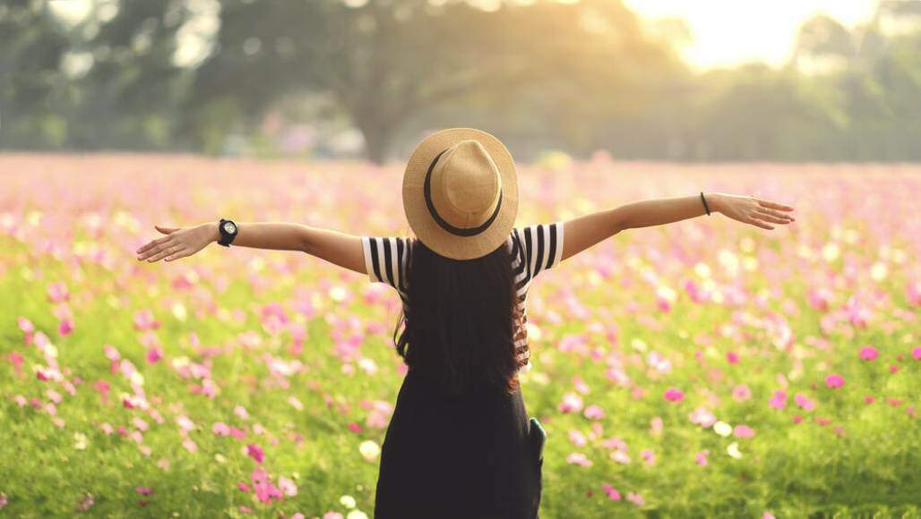 mulher feliz, jovem feliz, felicidade, alegria, primavera, flores (Eak.Temwanich/ Shutterstock)