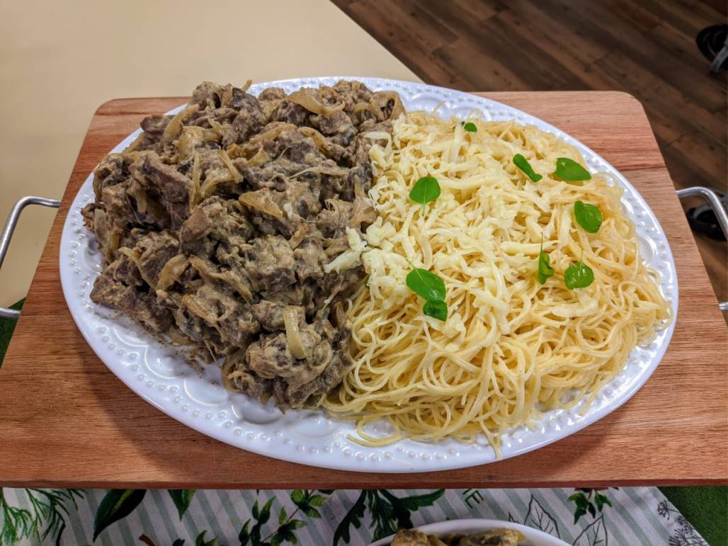 PICADINHO À MODA RUSSA E CAPELLINI NA MANTEIGA (Produção TV Aparecida) PICADINHO À MODA RUSSA E CAPELLINI NA MANTEIGA (Produção TV Aparecida)