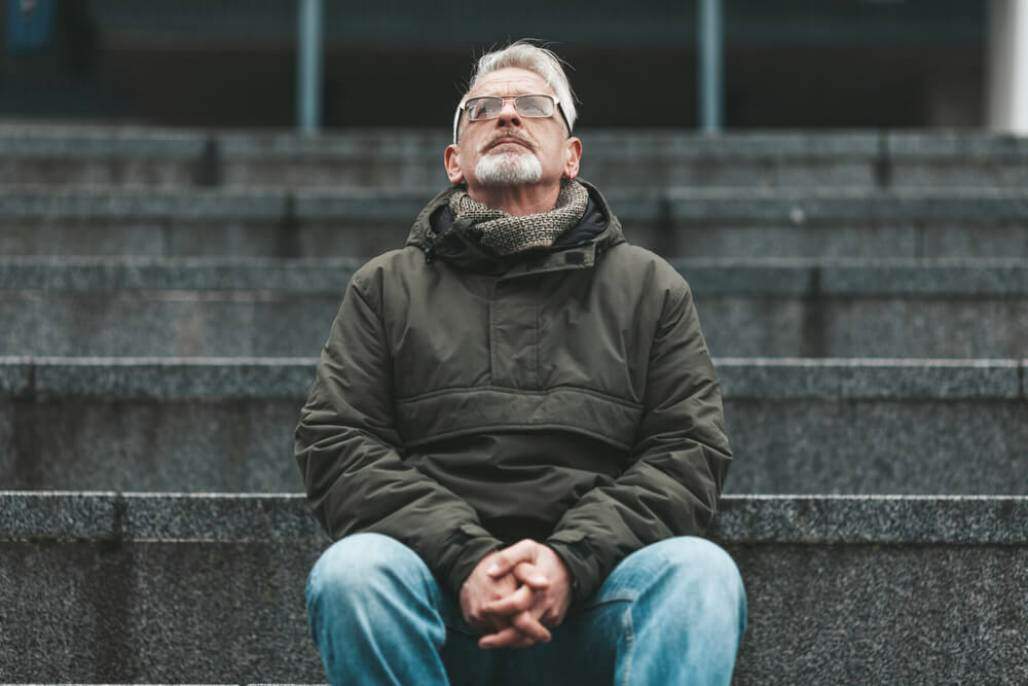 home rezando, olhando para o céu, pensando em Deus (Andrii Zastrozhnov/ Shutterstock) home rezando, olhando para o céu, pensando em Deus (Andrii Zastrozhnov/ Shutterstock)