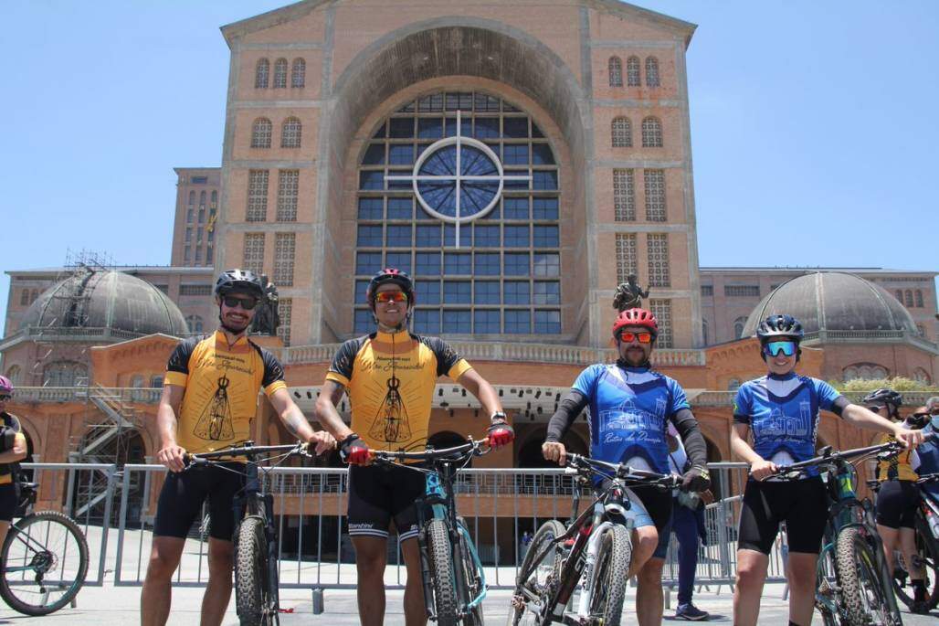 gruoo de ciclista - Camisa do Santuário de Aparecida para ciclistas (Marina Salvati) gruoo de ciclista - Camisa do Santuário de Aparecida para ciclistas (Marina Salvati)