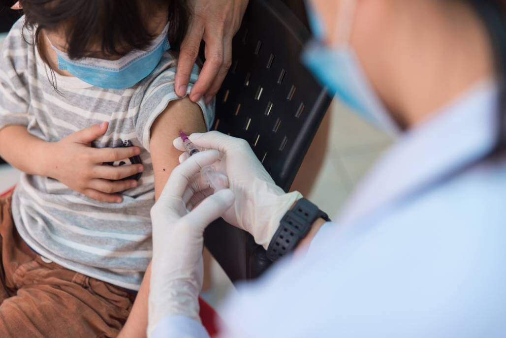 vacinacao criança (SARAWUT KAEWKET/Shutterstock)