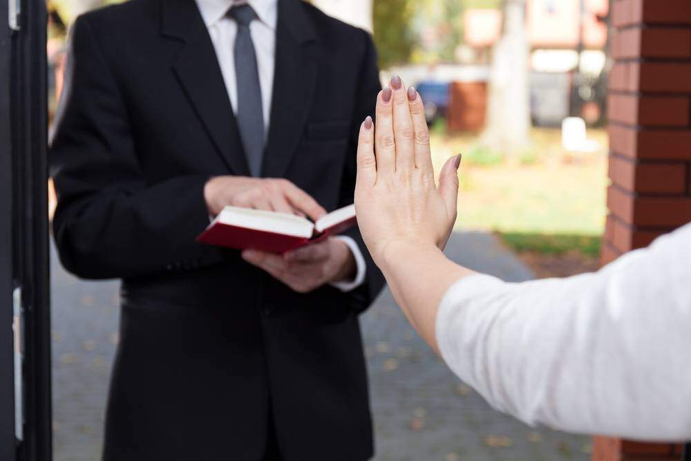 Padre recebe testemunhas de jeová na casa paroquial e aplica-lhes xeque-mate  bíblico