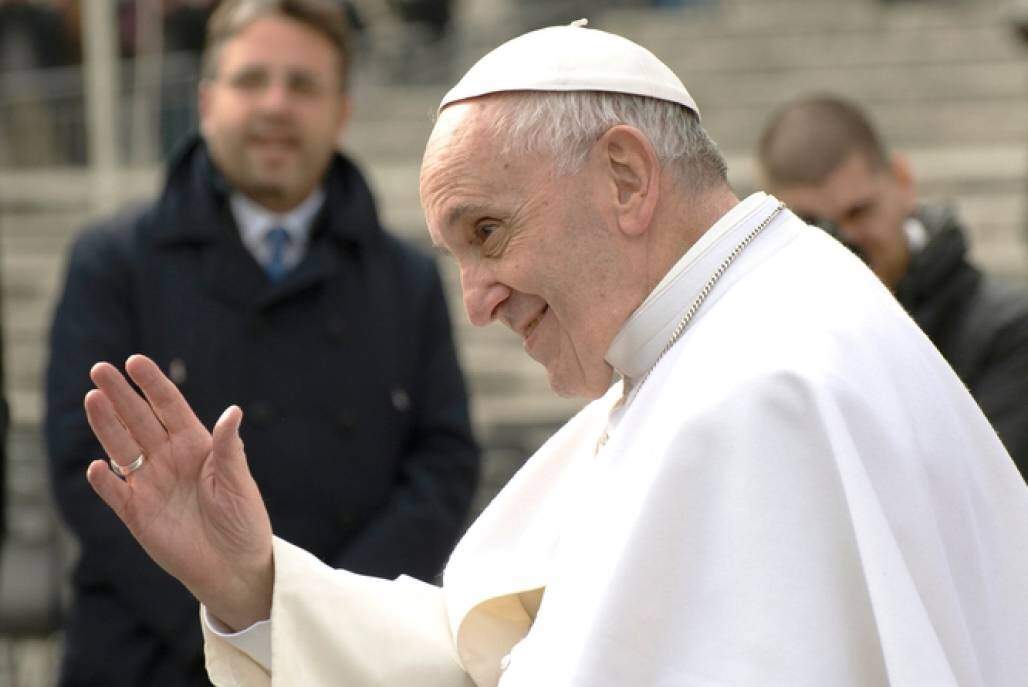 Papa Francisco acena com olhar carinhoso (SergioVazquezARG/ Shutterstock)