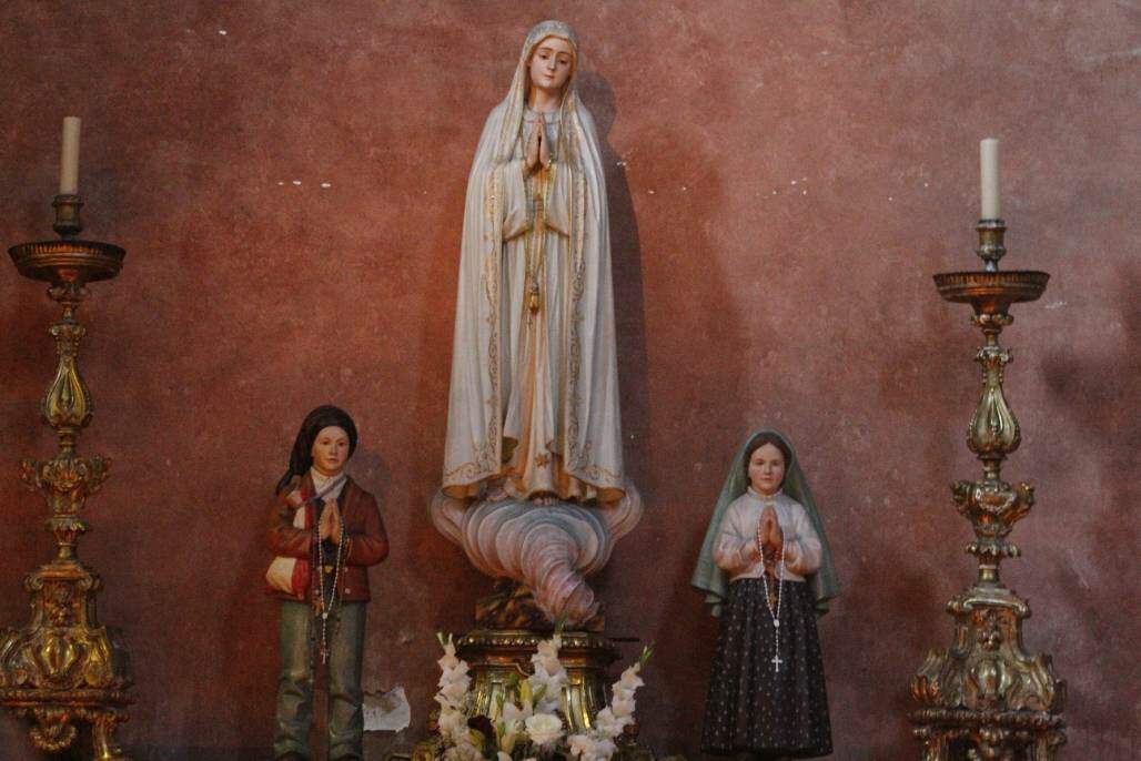 Our_Lady_of_Fátima_and_the_Children_-_Igreja_de_São_Domingos_-_Lisbon (Reprodução/ Wikipedia)