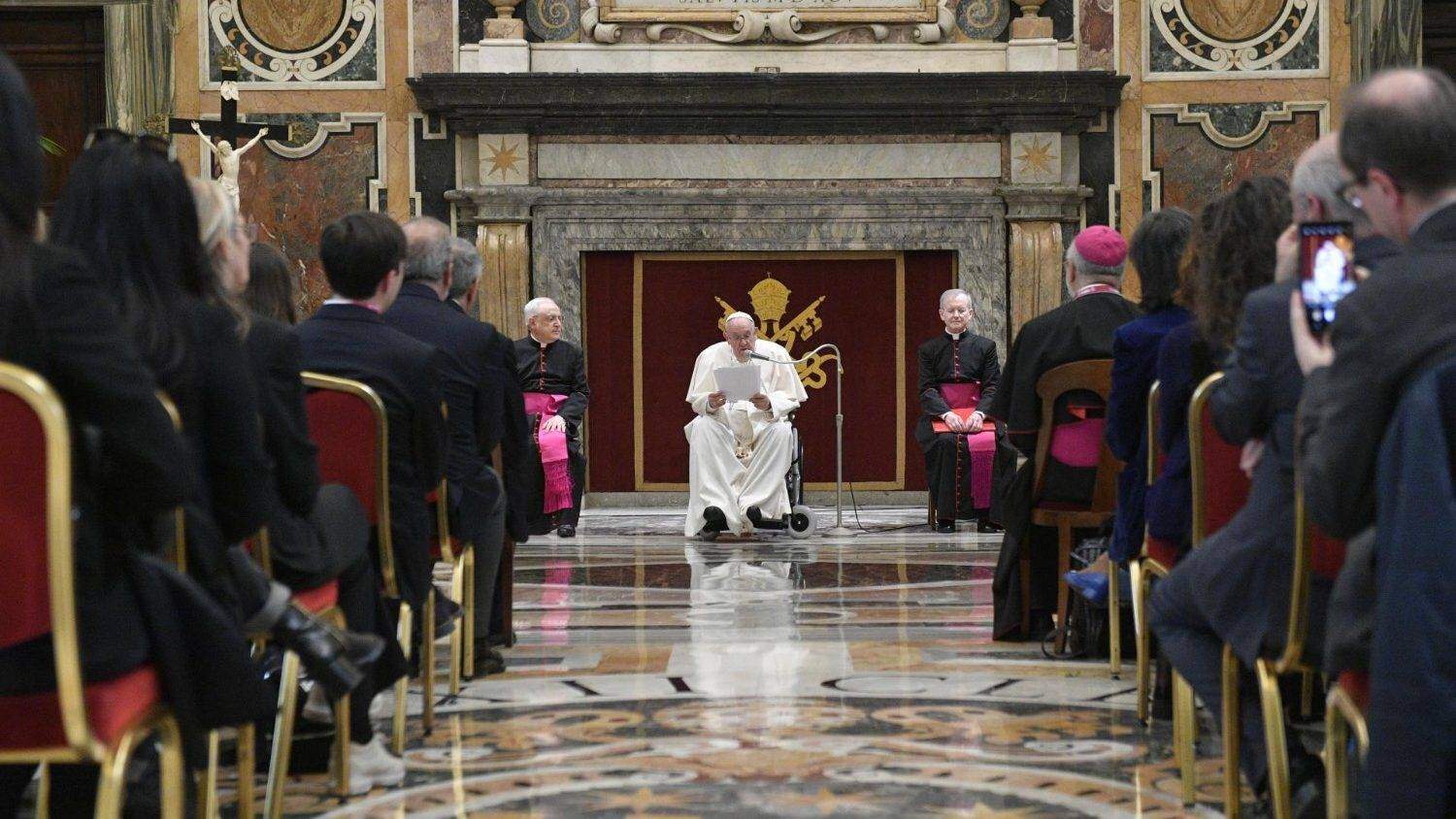 Papa na cadeira de rodas: entenda o problema de saúde que afeta o pontífice