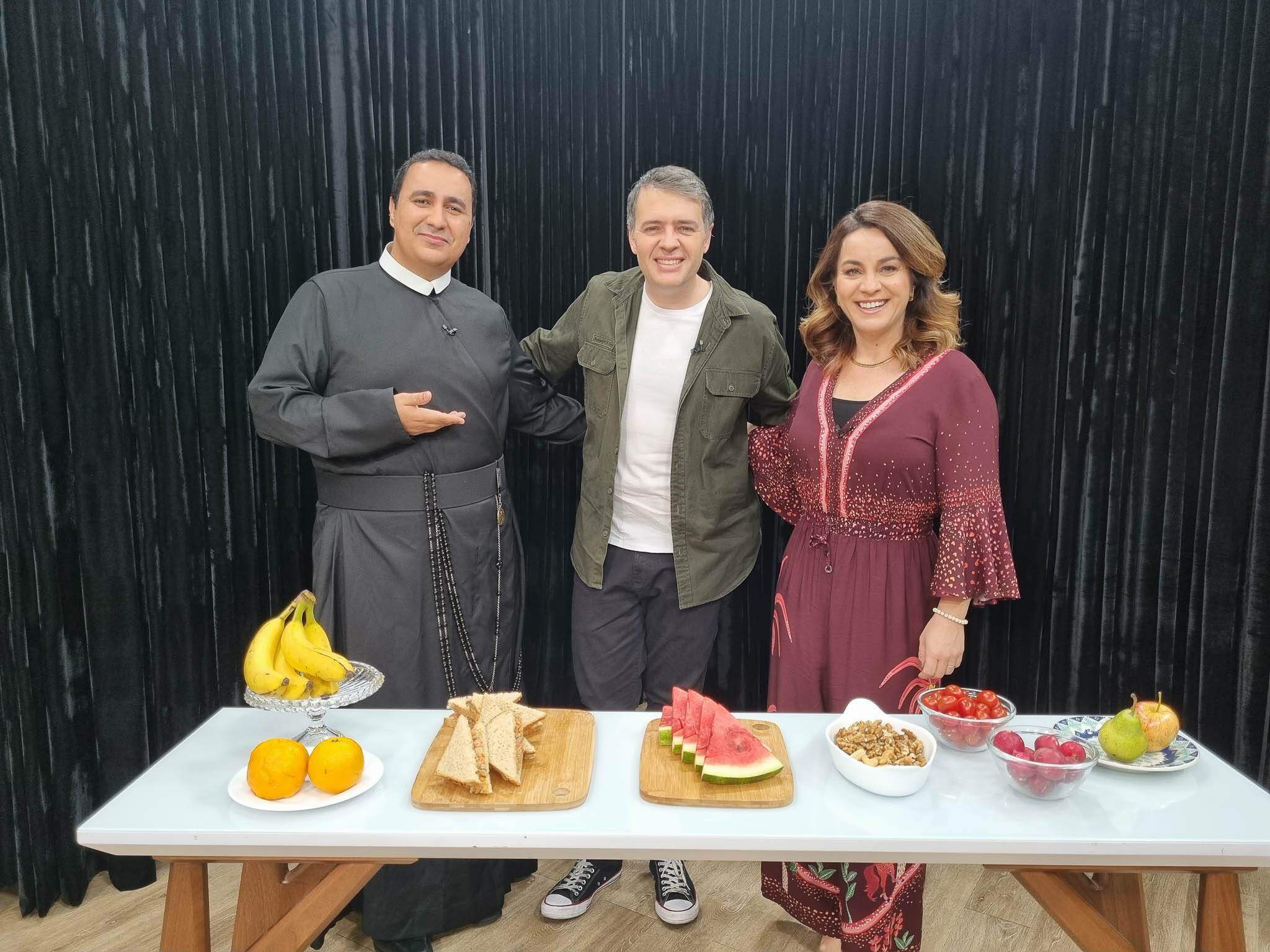 Chef Leonardo Roncon dá dicas saudáveis para alimentação em uma romaria. 