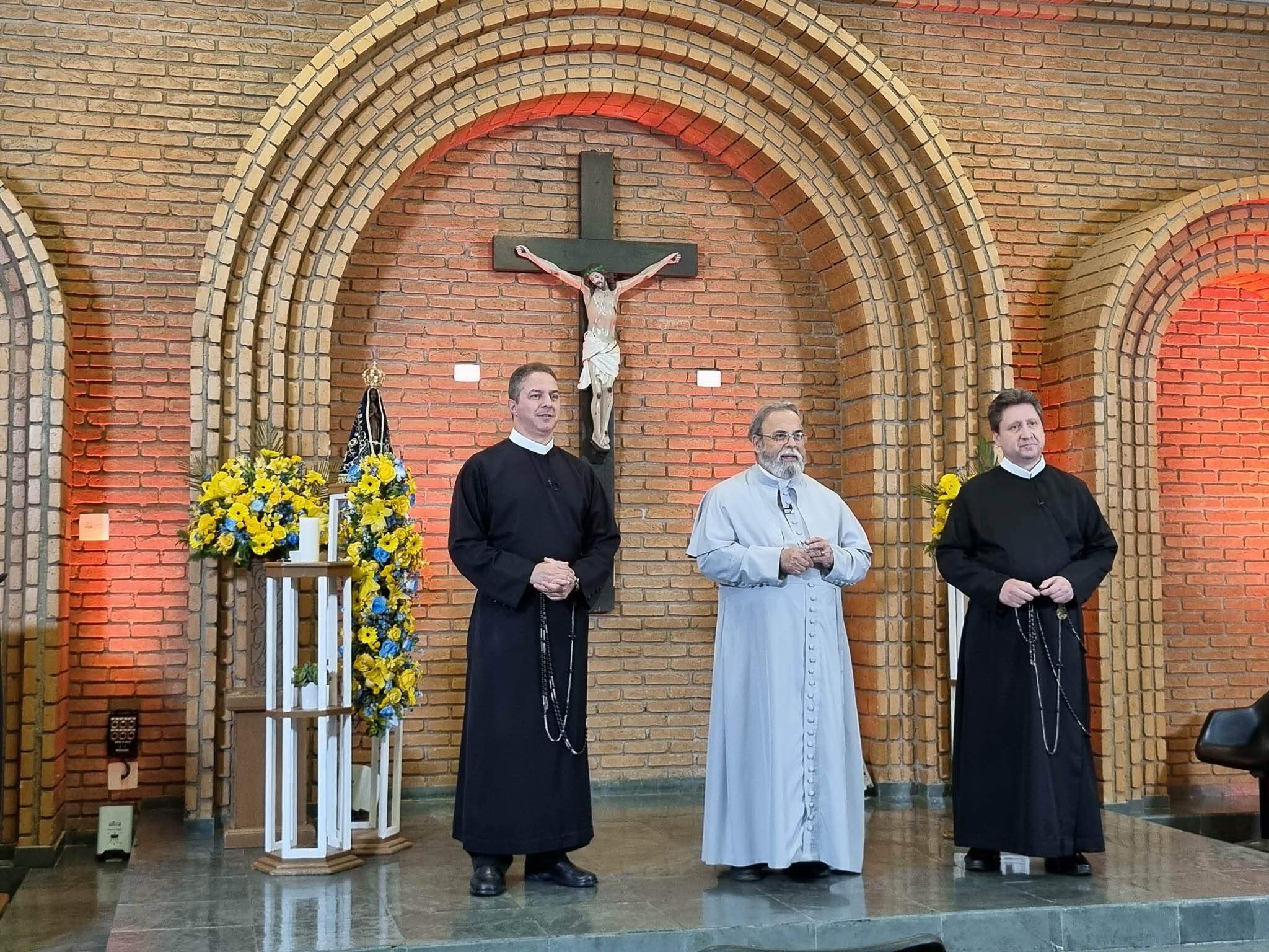 Um dos momentos do Terço de Aparecida com o Pe. Antonio Maria, e os Missionários Redentoristas: Pe. Eduardo Catalfo e Pe. Camilo Júnior.