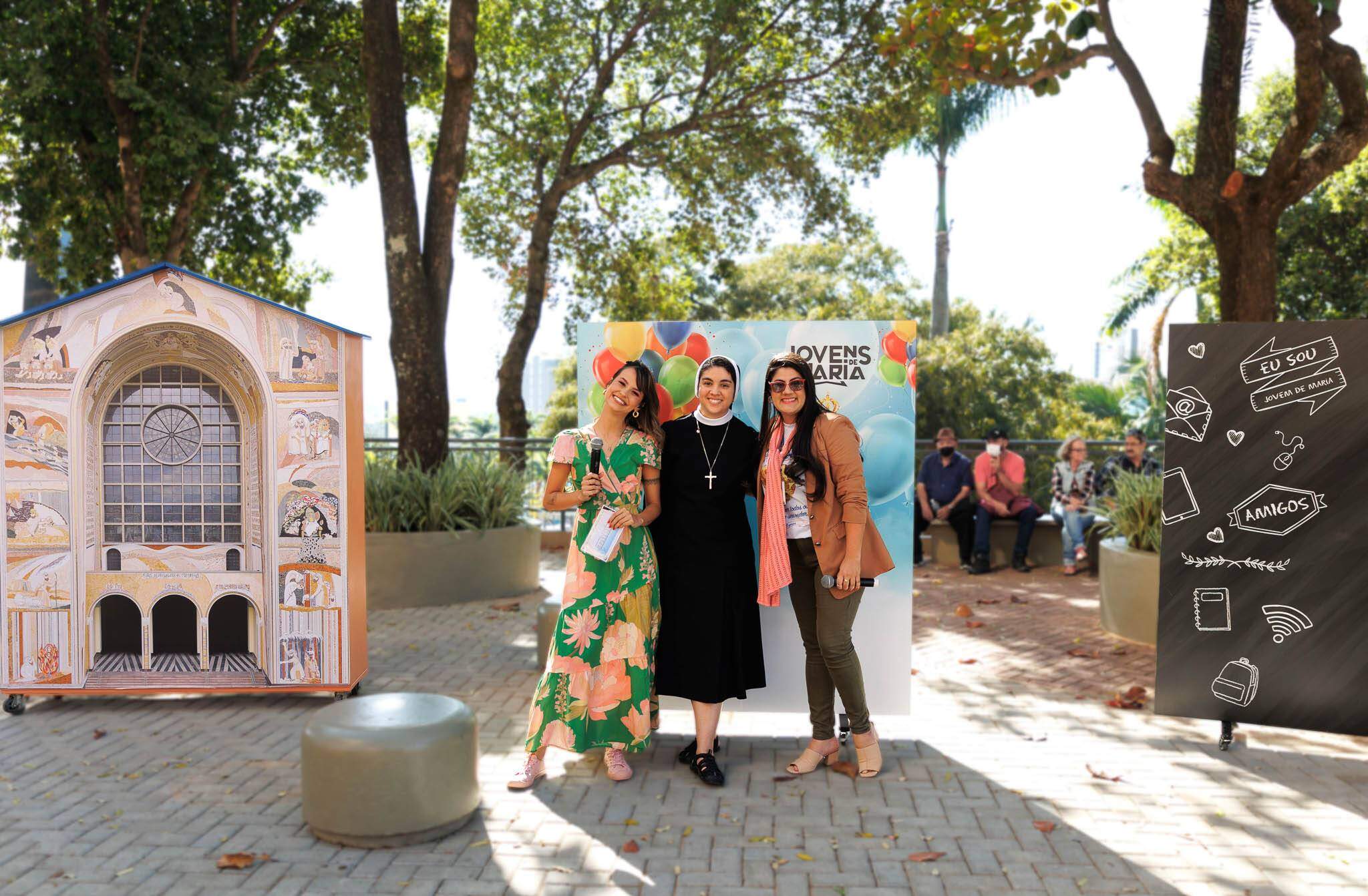 No Jardim do Santuário, Letícia Andrade, Ir. Grazielle Rigotti e Mariane Somma participando da Central Família dos Devotos 