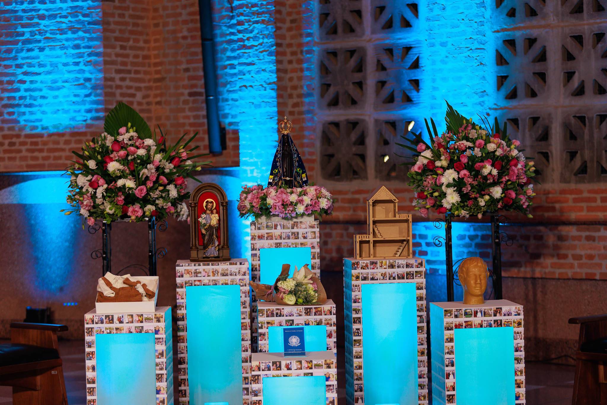 Altar de Nossa Senhora Aparecida com objetos que remetem aos romeiros, durante o Especial na Capela São José 