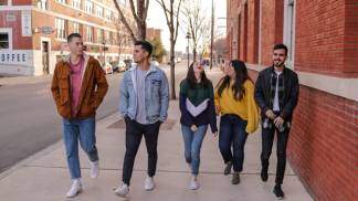 jovens felizes , jovem andando, jovens caminhando jovens felizes , jovem andando, jovens caminhando