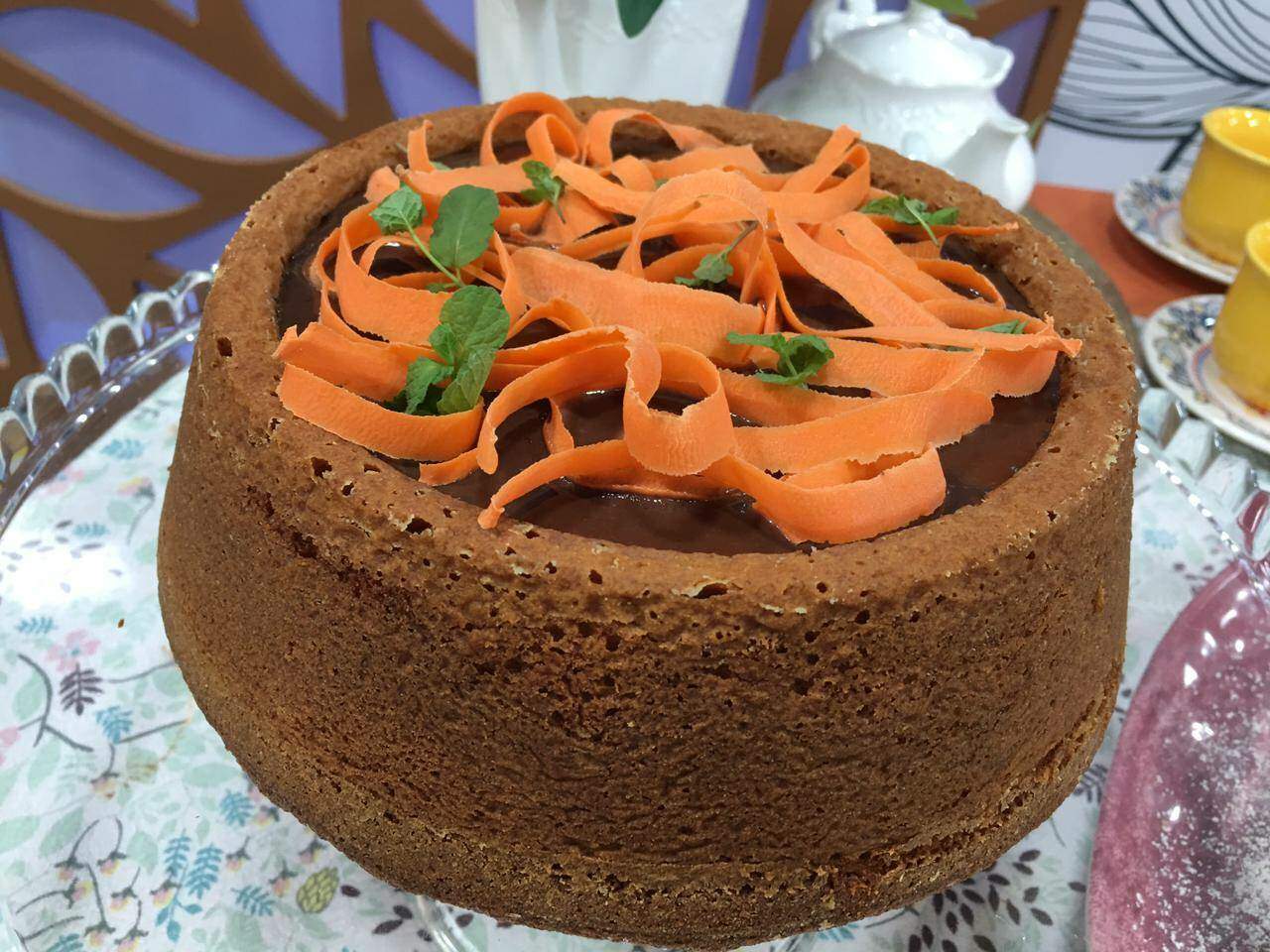 Como fazer bolo de cenoura; veja a receita completa em vídeo, Receita