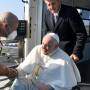 Papa Francisco embarca em avião