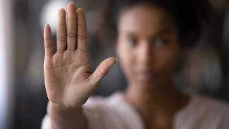 mulher com mão levantada mulher com mão levantada