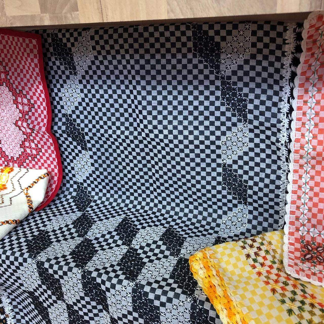 Toalha de bandeja bordada em tecido xadrez