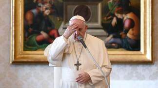 Papa Francisco fazendo o sinal da Cruz1