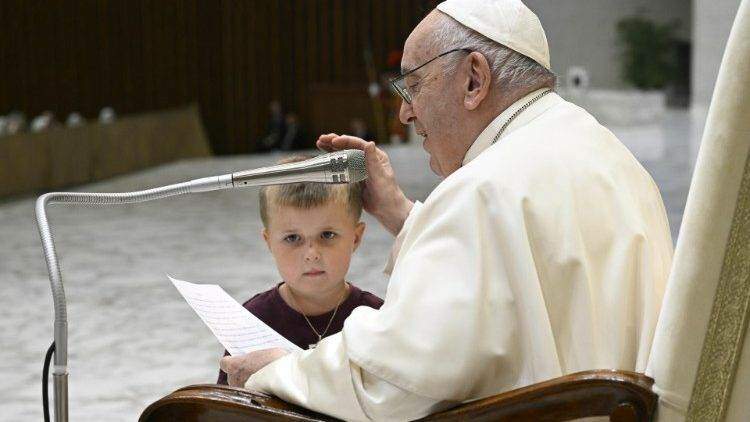 Menino invade palco, ganha carinho e fica ao lado do Papa