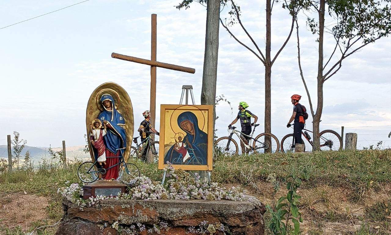 a história do ciclista Ander e sua devoção a Maria