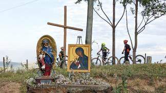 Fiéis junto de Nossa Senhora de Ghisallo - Padroeira dos ciclistas