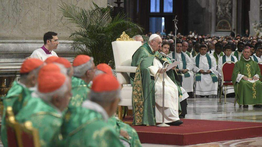 Com novos cardeais, Papa Francisco torna cúpula do Vaticano mais periférica