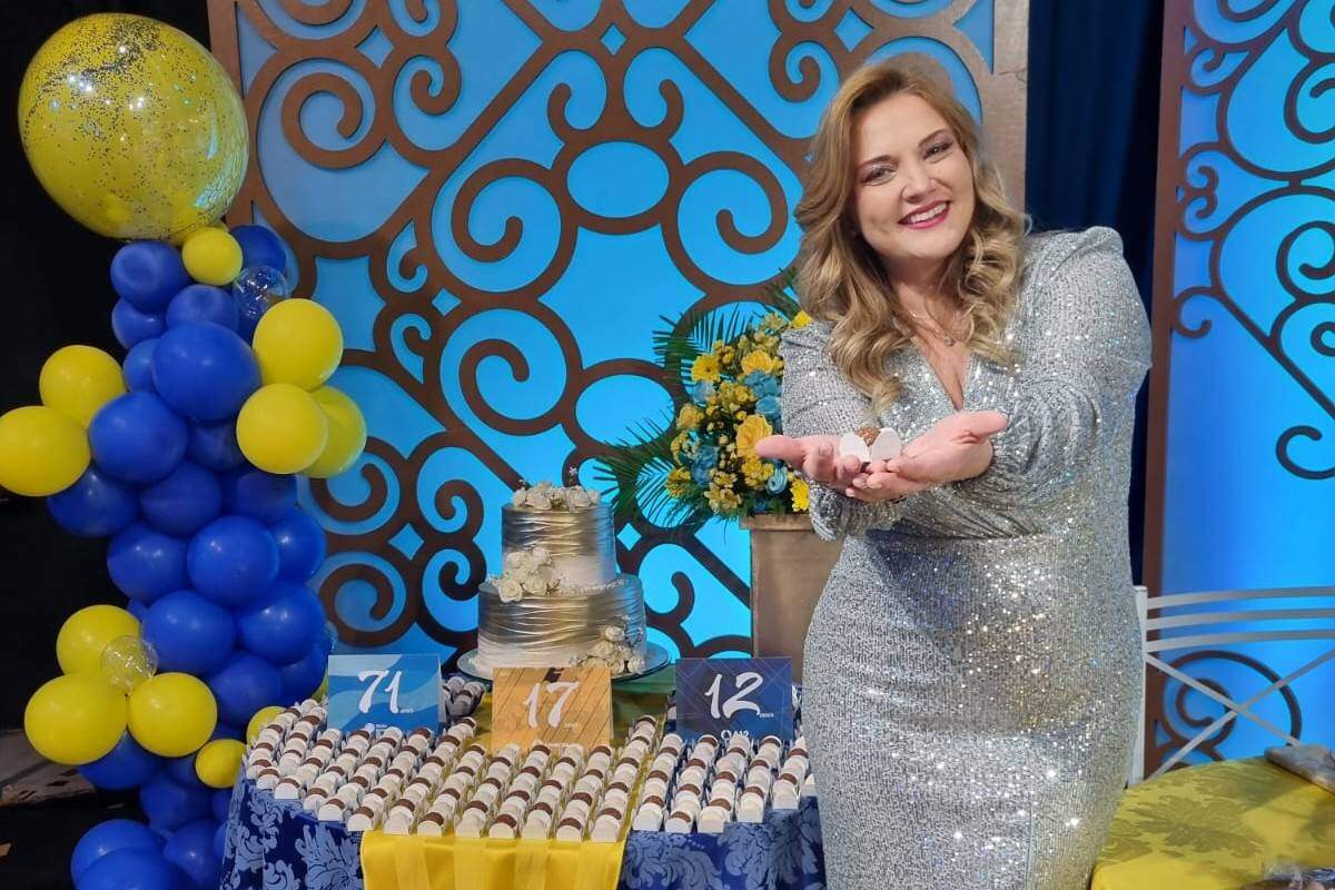 Mariangela Zan recebe cantores e apresentadores para o aniversário da Rede