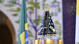 imagem de Nossa Senhora Aparecida ao lado da Bandeira do Brasil