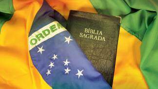 Bíblia e a bandeira do Brasil