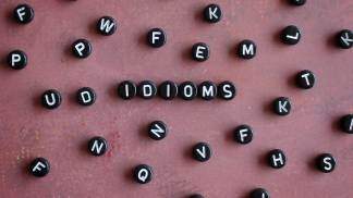 letras espalhadas e ao centro a palavra idioms