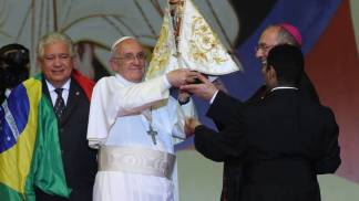 Papa Francisco recebe réplica da imagem de Nossa Senhora de Nazaré de Dom Alberto Taveira