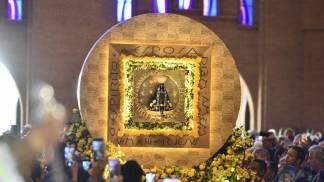 Carro andor de Nossa Senhora Aparecida na Missa Solene do dia 12 de outubro de 2022